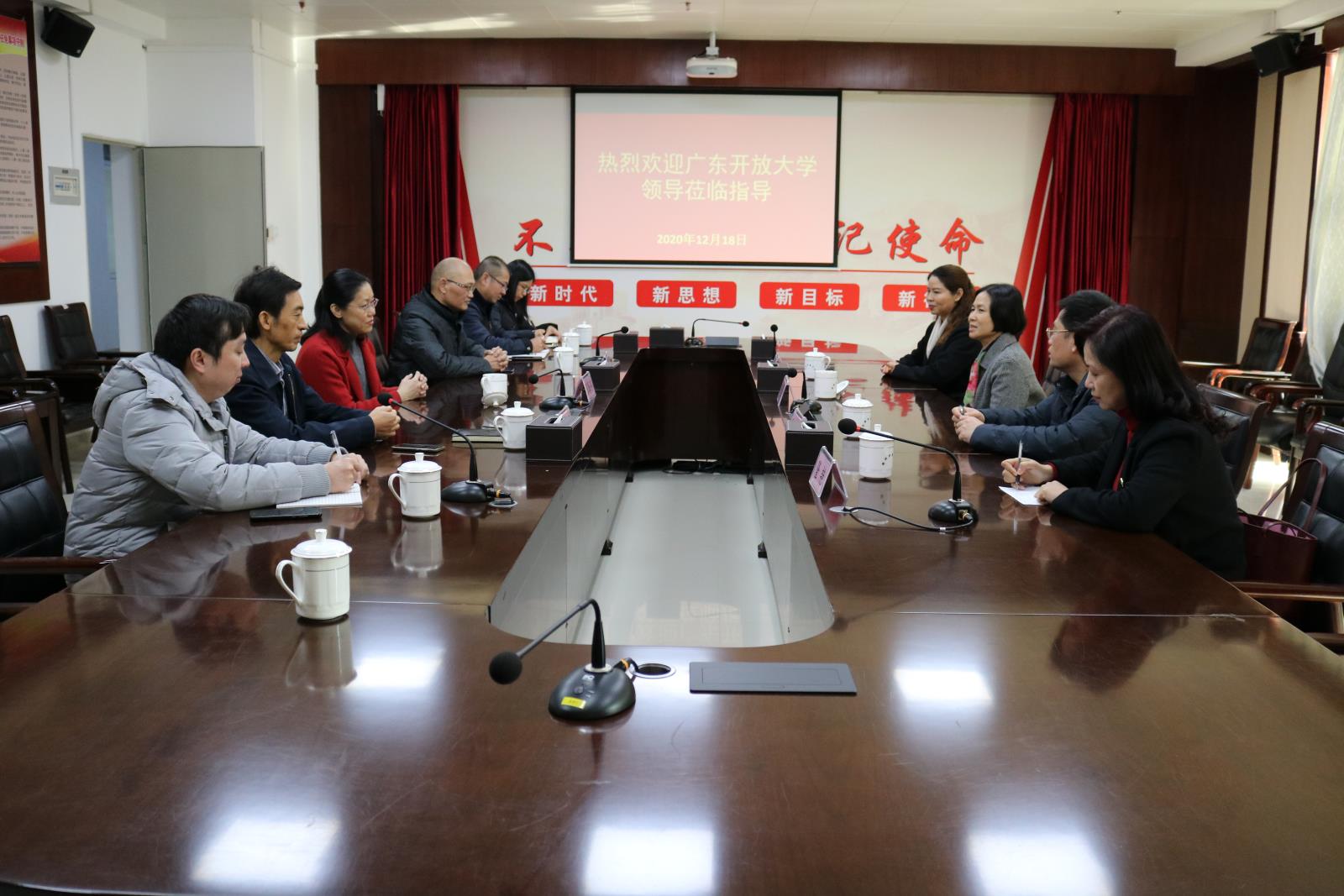 座谈会.jpg