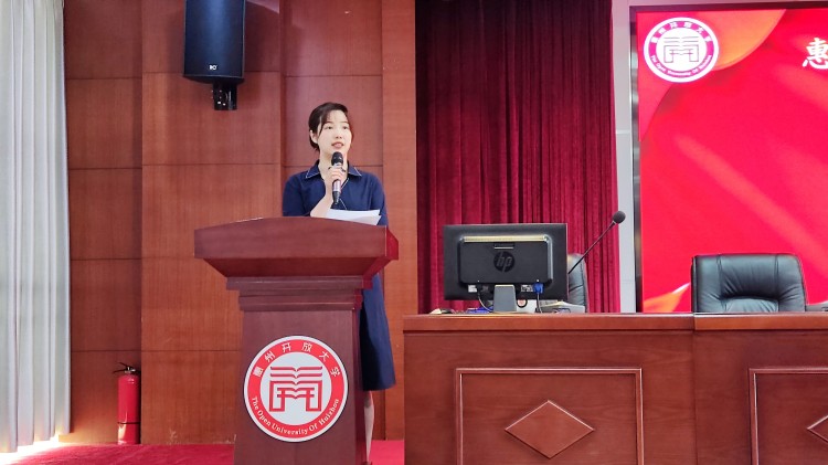教师代表发言.jpg